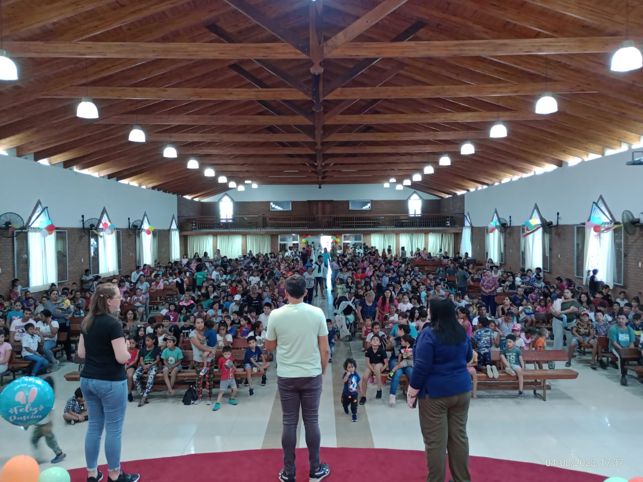 Congregación reunida en Iglesia Nueva Vida Barrio Esperanza